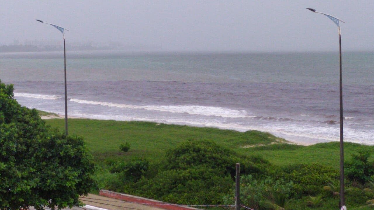 Internauta denuncia poluição no mar do Bessa, em João Pessoa