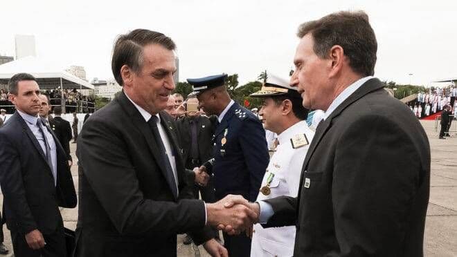 Bolsonaro pede a Marcelo Crivella o retorno do futebol no Rio de Janeiro