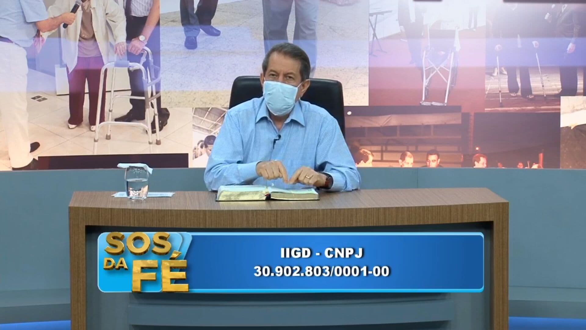 Pastor afirma que 'água consagrada' por ele cura covid-19