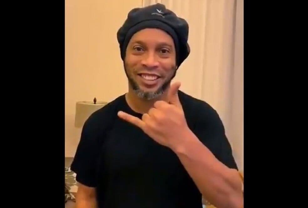 Ronaldinho volta ao Twitter após dois meses e dá boa sorte a magnata árabe