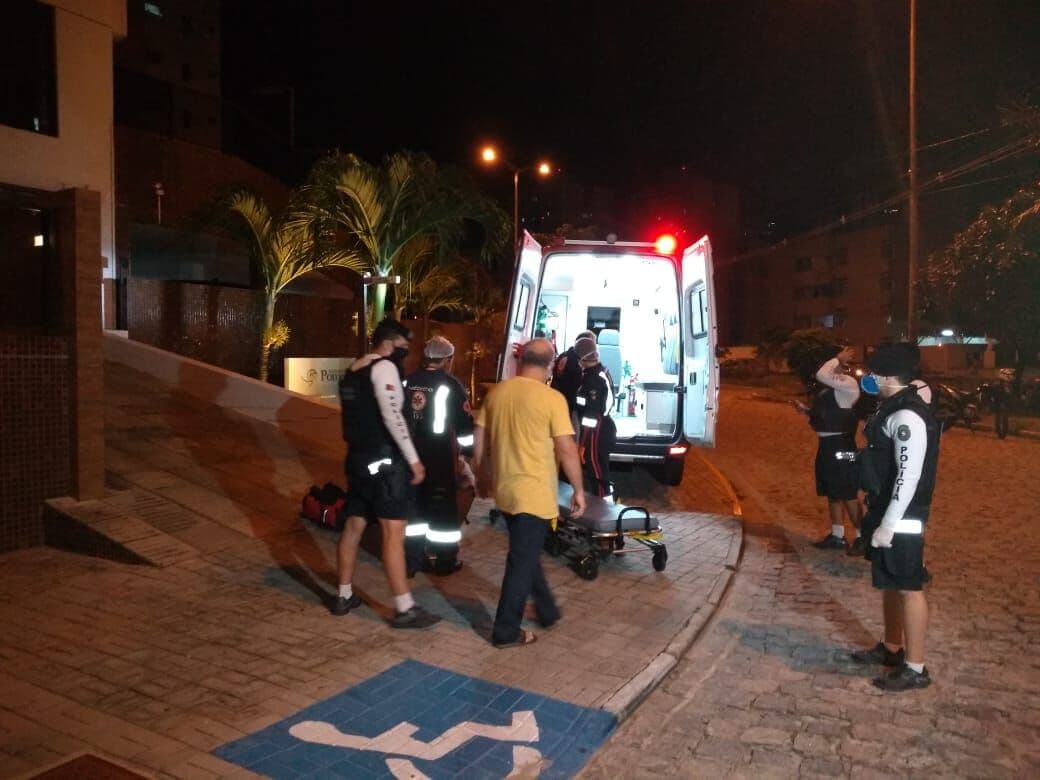 Bandido atira para o alto e morador do 4º andar de edifício é baleado no tórax em João Pessoa