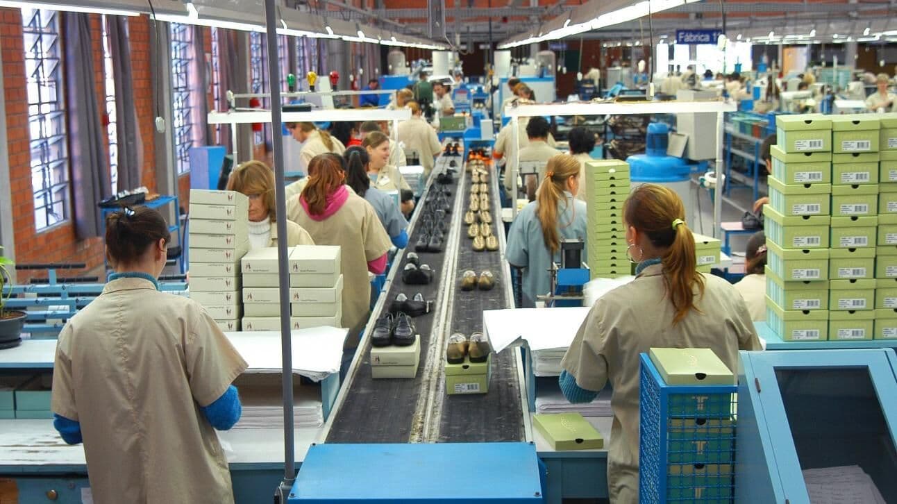 Pandemia destruiu produção industrial brasileira em abril