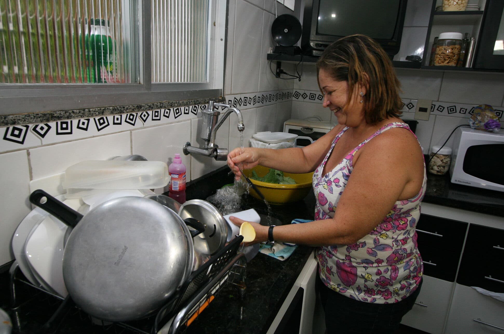 Mulheres dedicaram quase o dobro do tempo dos homens aos afazeres domésticos na Paraíba, diz IBGE