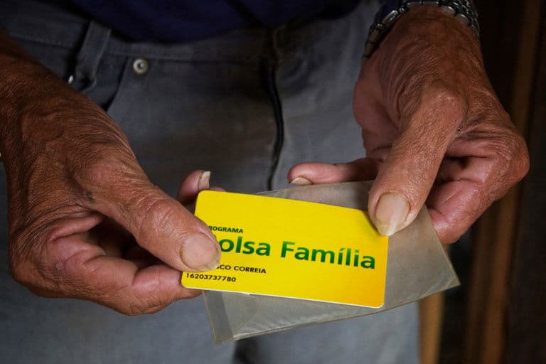 Governo tira dinheiro do Bolsa Família no Nordeste para bancar publicidade oficial