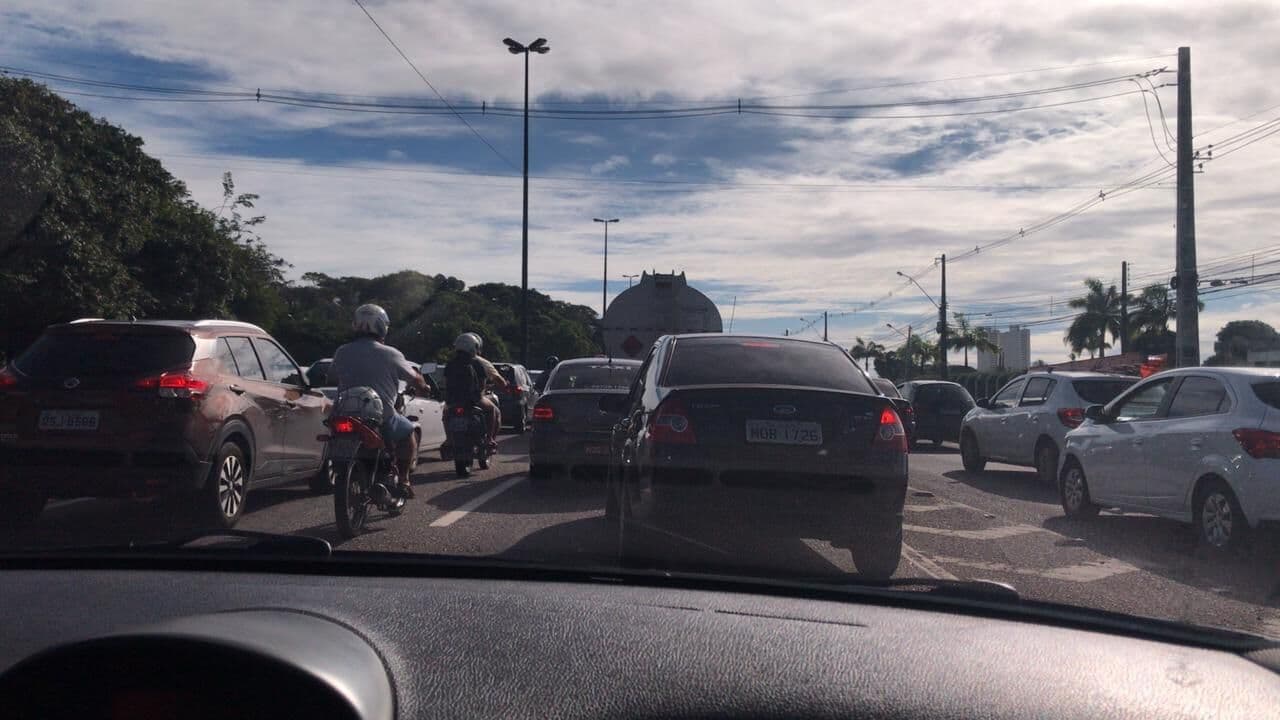 Engavetamento envolvendo seis veículos deixa trânsito lento na BR-230, em João Pessoa