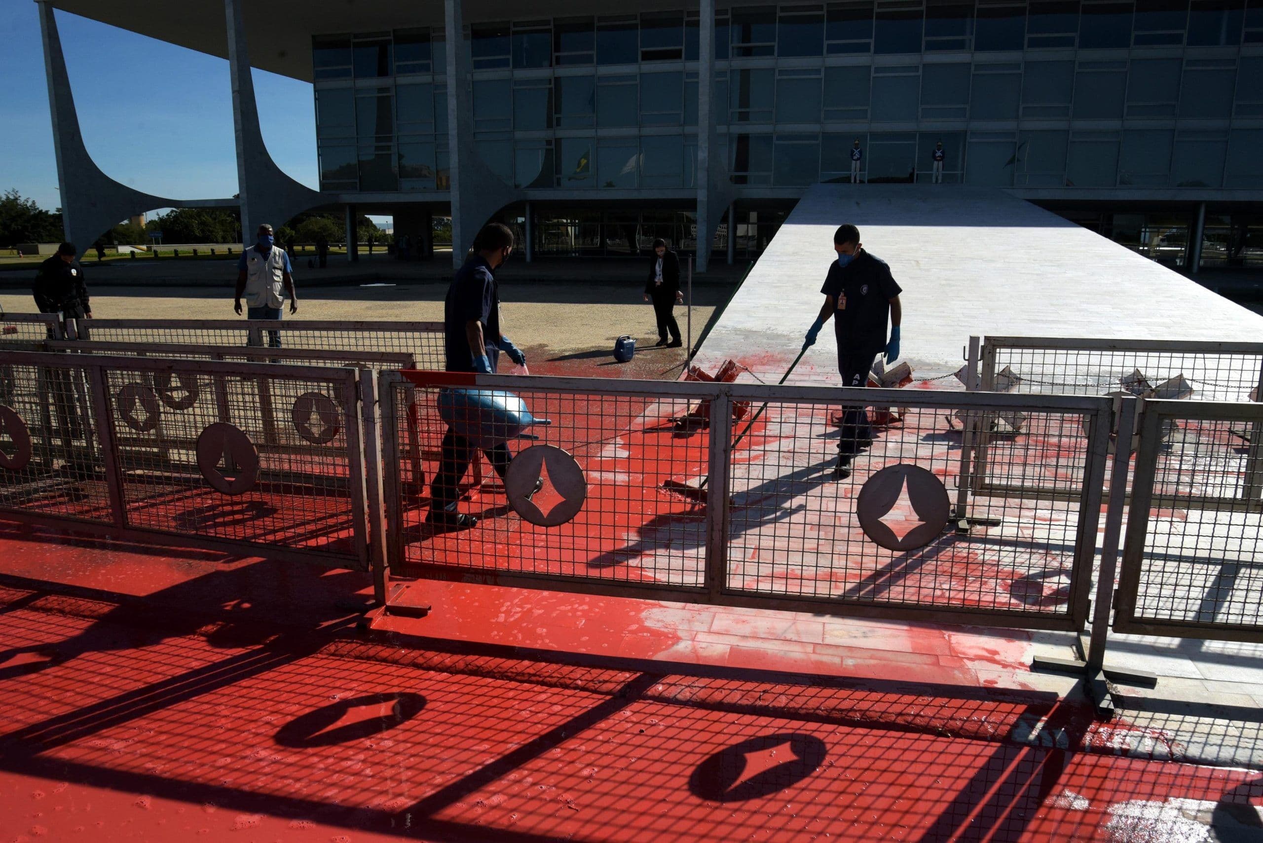 Protesto mancha Planalto de vermelho, e Bolsonaro fala em 'mangas de fora' em atos contra governo