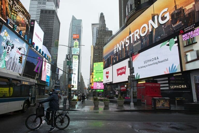 Cidade de Nova York inicia reabertura após três meses de restrições contra o coronavírus