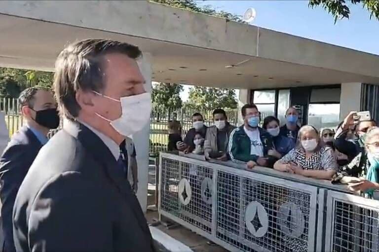 Bolsonaro acusa eleitora de falar 'abobrinha' e pede que ela se retire do Alvorada