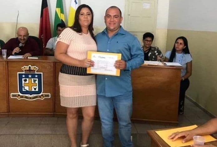 Casada com vereador, conselheira tutelar aparece como beneficiária de auxílio emergencial do Governo Federal