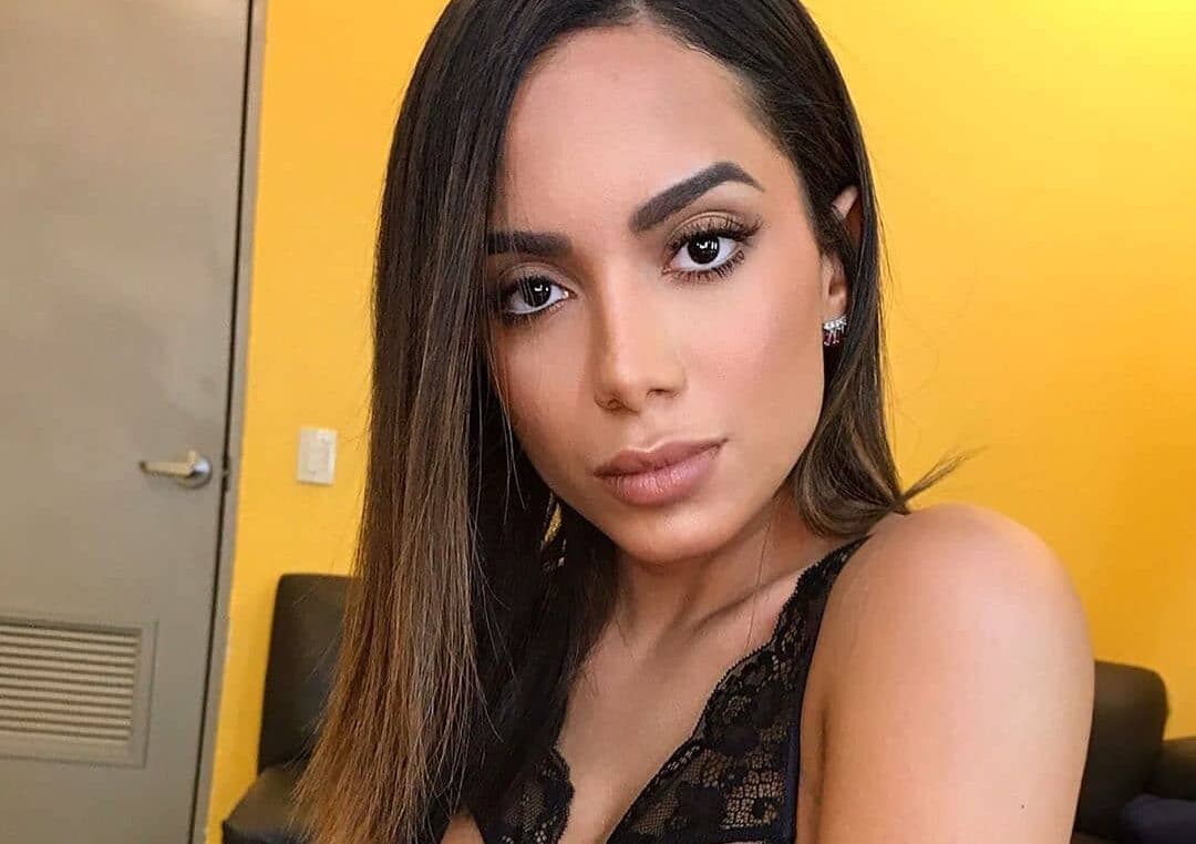 Anitta aproveita Dia dos Namorados e brinca com supostos ficantes