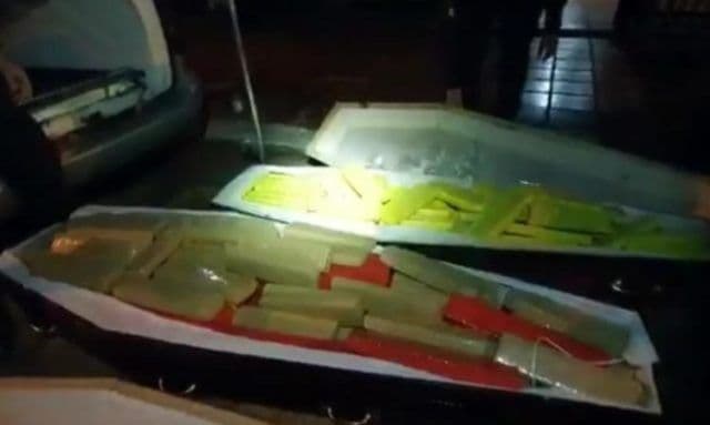 Polícia Militar encontra 300 kg de maconha escondidos em caixões de supostas vítimas de covid-19