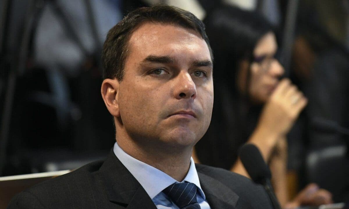 Flávio Bolsonaro pede ao STF suspeição de Moraes em caso Vorcaro e Master