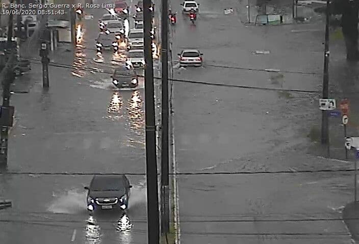 Chove 44 milímetros em 12h e João Pessoa registra pontos de alagamento