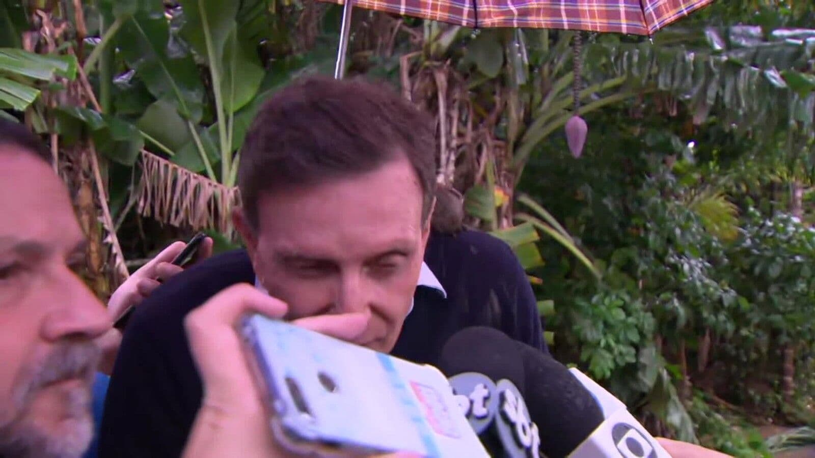 Crivella é atingido por barro antes de entrevista em Realengo