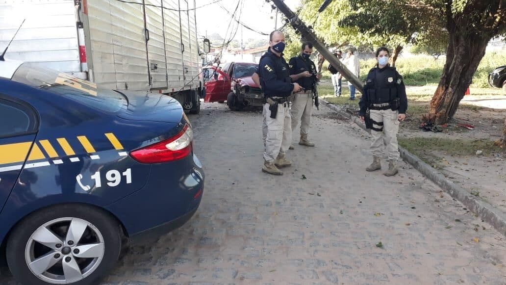 Suspeito de assalto fica ferido após colidir veículo em poste durante perseguição policial em João Pessoa