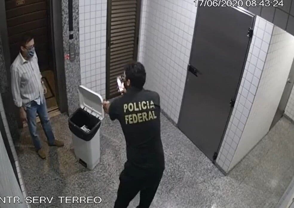 Conselheiro do TCE-MT é flagrado no momento jogava quase R$ 500 mil em cheques em lixeira durante operação