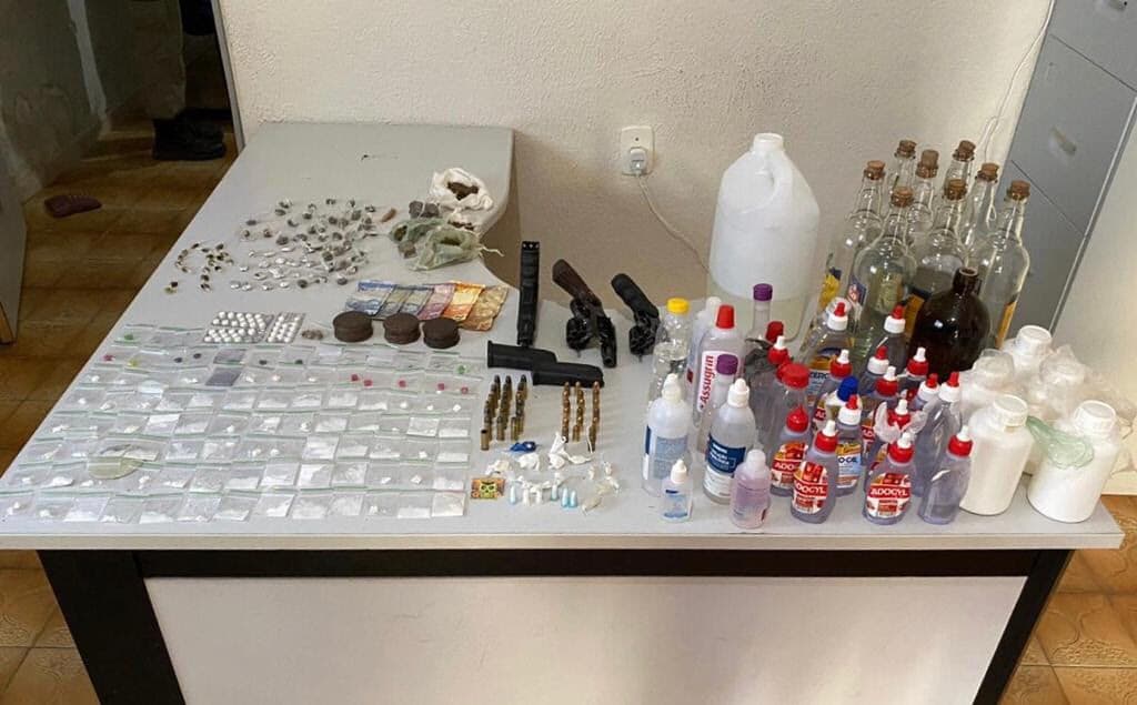 Fim de festa: Polícia acaba com evento que reunia 600 pessoas, prende três suspeitos e apreende armas e drogas no Conde