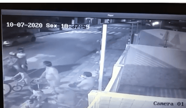 Veja o vídeo: Tentativa de assalto em João Pessoa termina com assaltante levando cadeirada da vítima