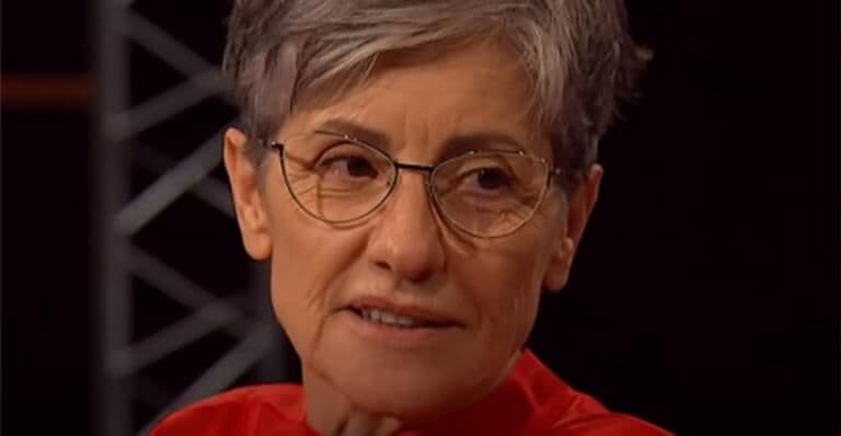 'Bolsonaro deveria levar uma surra de cinto', diz Cássia Kis