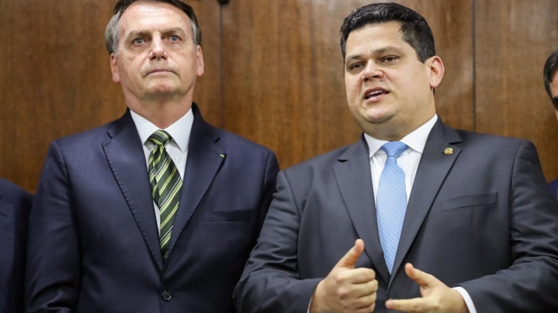 Alcolumbre busca brecha para reeleição e é cobrado por ligação com Bolsonaro