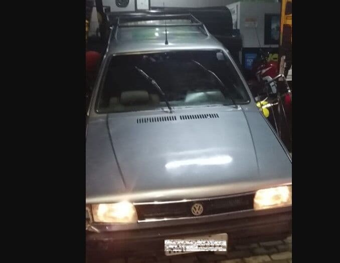 Gangue da marcha à ré tenta arrombar loja de baterias, mas carro fica enganchado nas proteções de ferro em João Pessoa