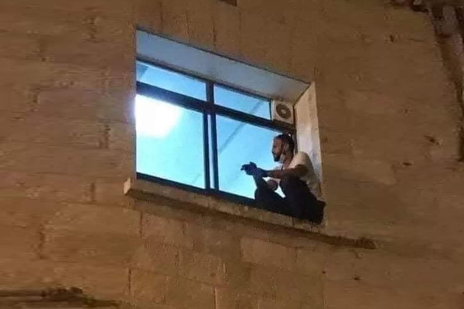 Filho escala parede do hospital até janela e se despede da mãe internada por coronavírus