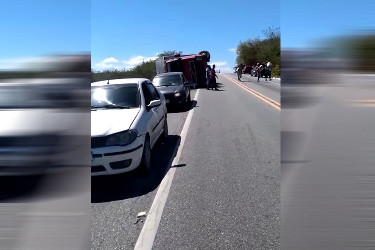 Carreta carregada de carne e frango tomba em rodovia da Paraíba