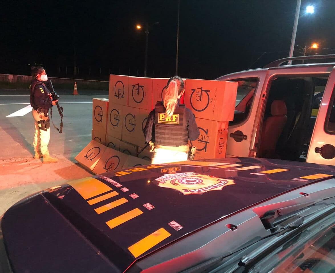 Polícia Rodoviária Federal apreende carga de cigarros contrabandeados avaliada em 50 mil; três pessoas foram presas