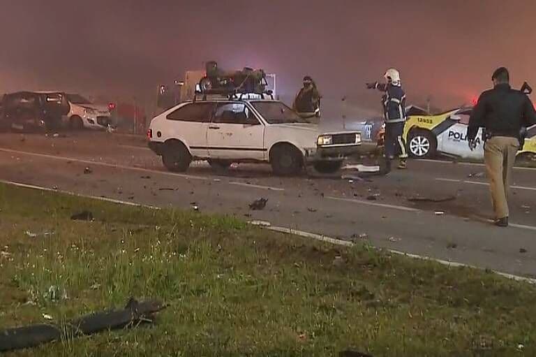 Engavetamento com 22 veículos deixa ao menos oito mortos e dezenas de feridos