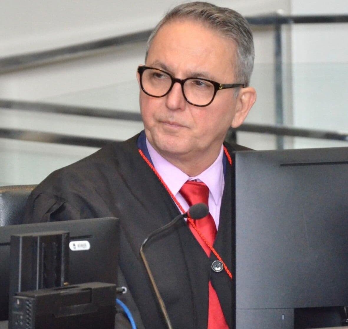 Ex-conselheiro do TCE-PB é condenado a pagar indenização por chamar síndica de “esqueleto ambulante” em grupo de WhatsApp