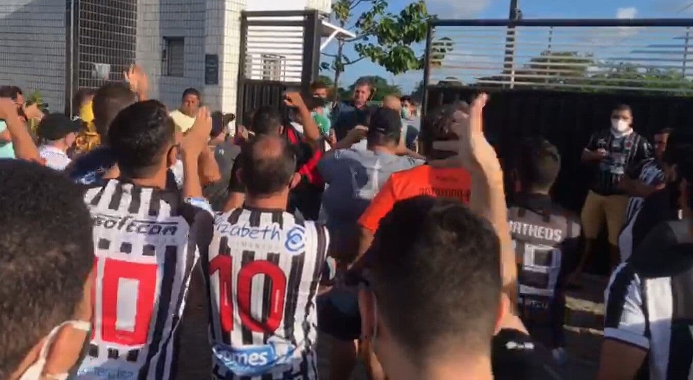 Torcedores do Botafogo-PB pedem renúncia da diretoria e saída de Léo Moura durante protesto na Maravilha do Contorno