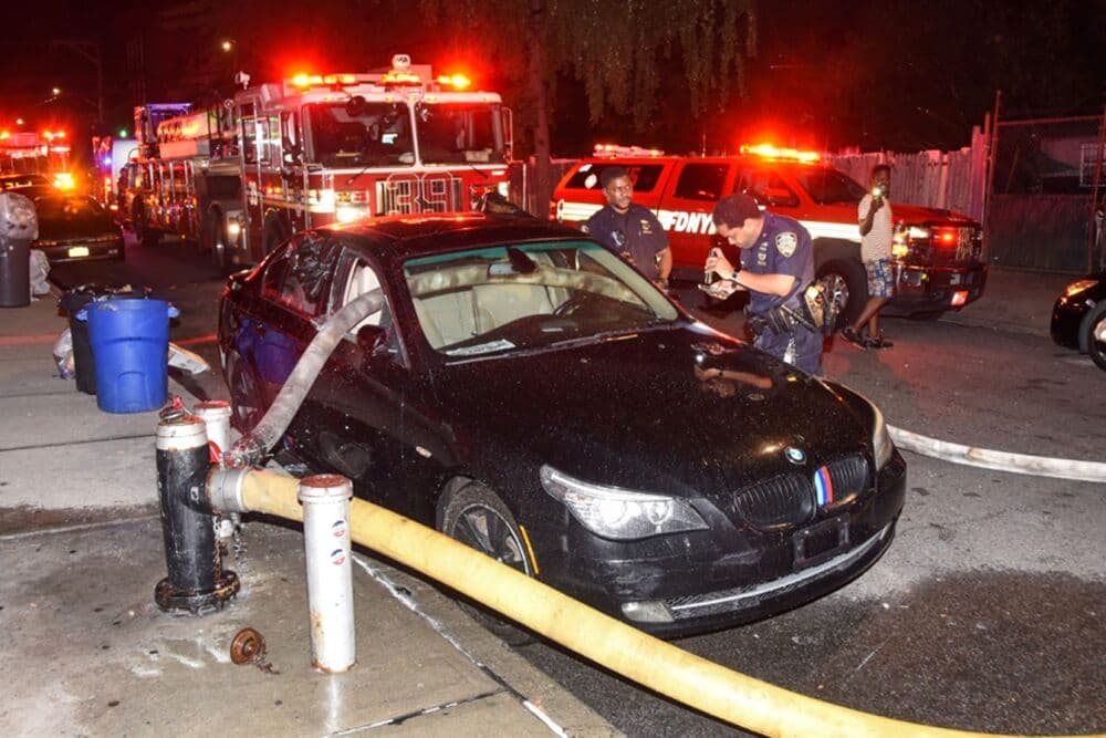 Bombeiros quebram vidro de BMW que bloqueava acesso ao hidrante, proprietário ainda pagou multa