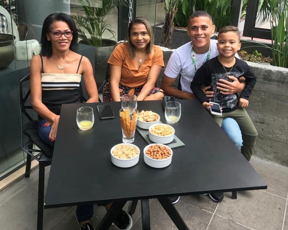 Após largar o futebol para ajudar a mãe gari, jogador paraibano é uma das principais estrelas da Ponte Preta