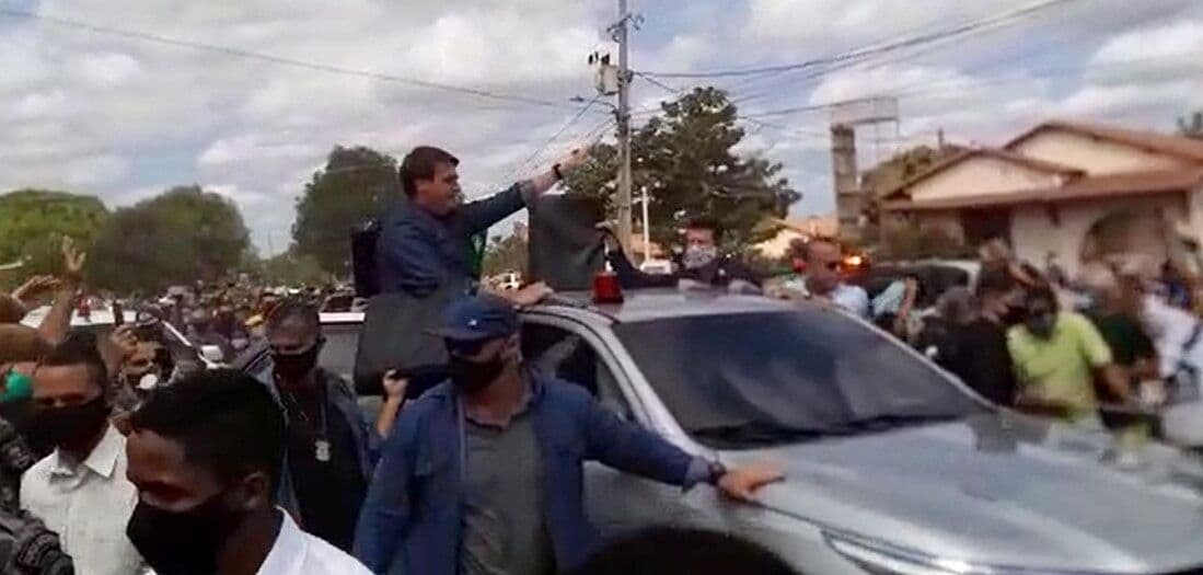Presidente Jair Bolsonaro é recebido por apoiadores em Mossoró, no Rio Grande do Norte