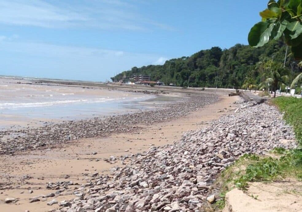 Vereador de João Pessoa aciona Ministério Público Federal para cobrar investigação de rompimento de gabiões que espalharam pedras na praia do Cabo Branco
