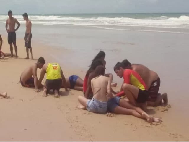 Bombeiros salvam nove pessoas da mesma família de afogamento em praia do Rio Grande do Norte