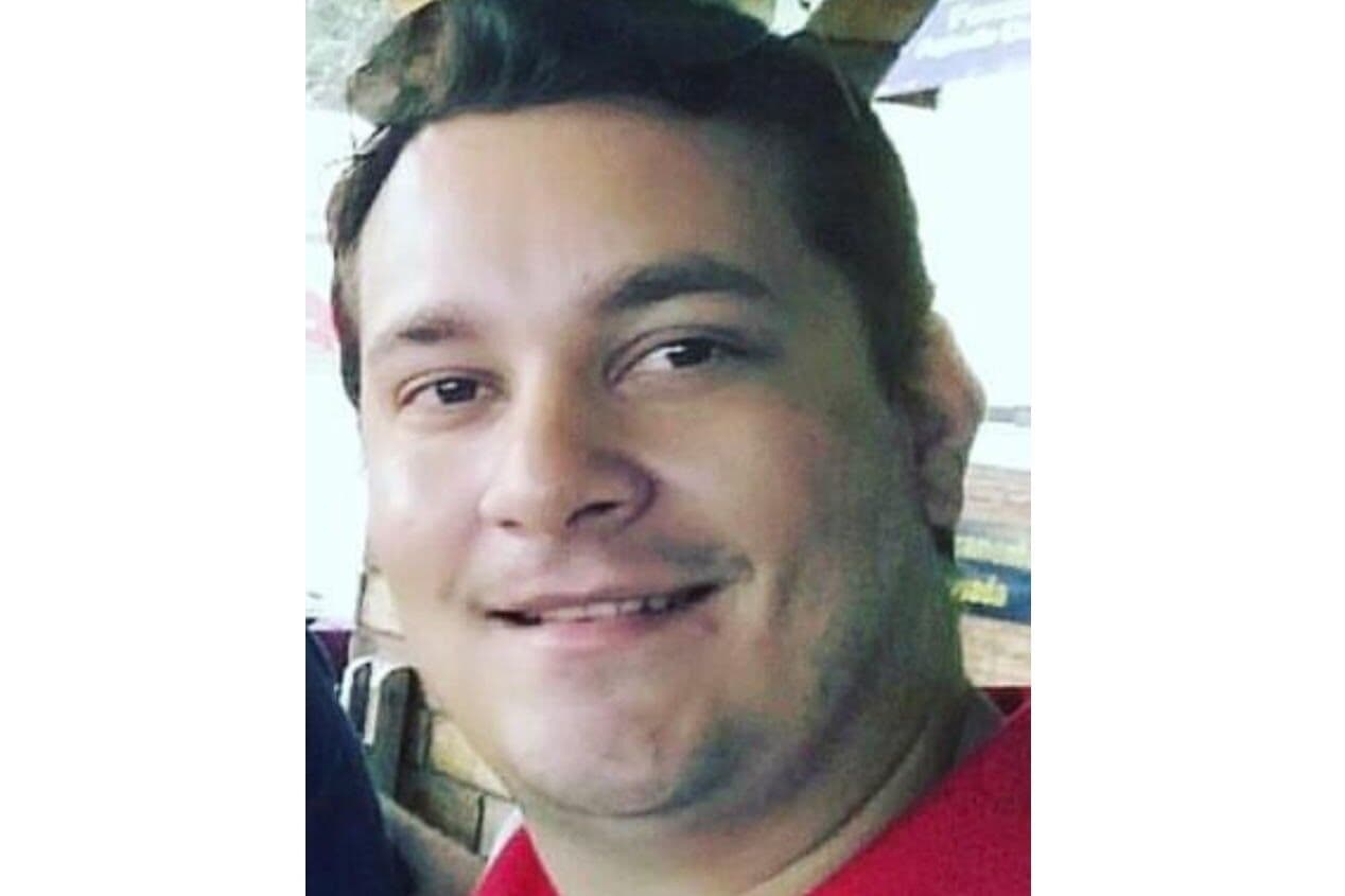 Cantor é esfaqueado, tenta dirigir até o hospital e morre dentro do carro, em Sapé