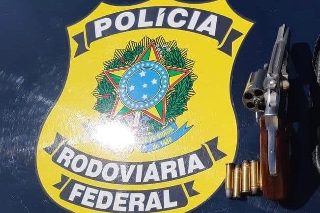 PRF prende dois homens com revólver escondido em caminhonete no sertão paraibano
