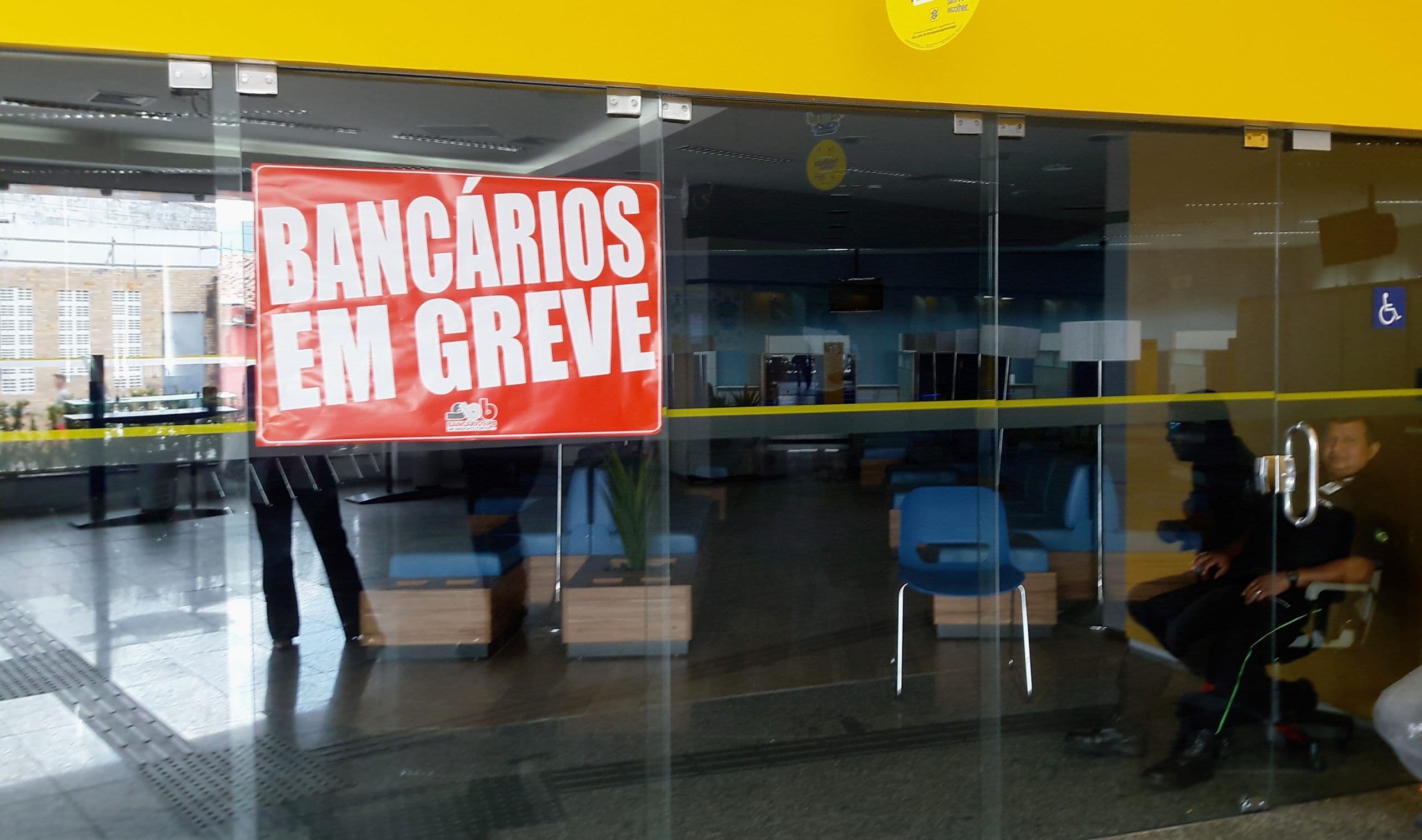 Bancários avaliam nova proposta e podem encerrar greve hoje