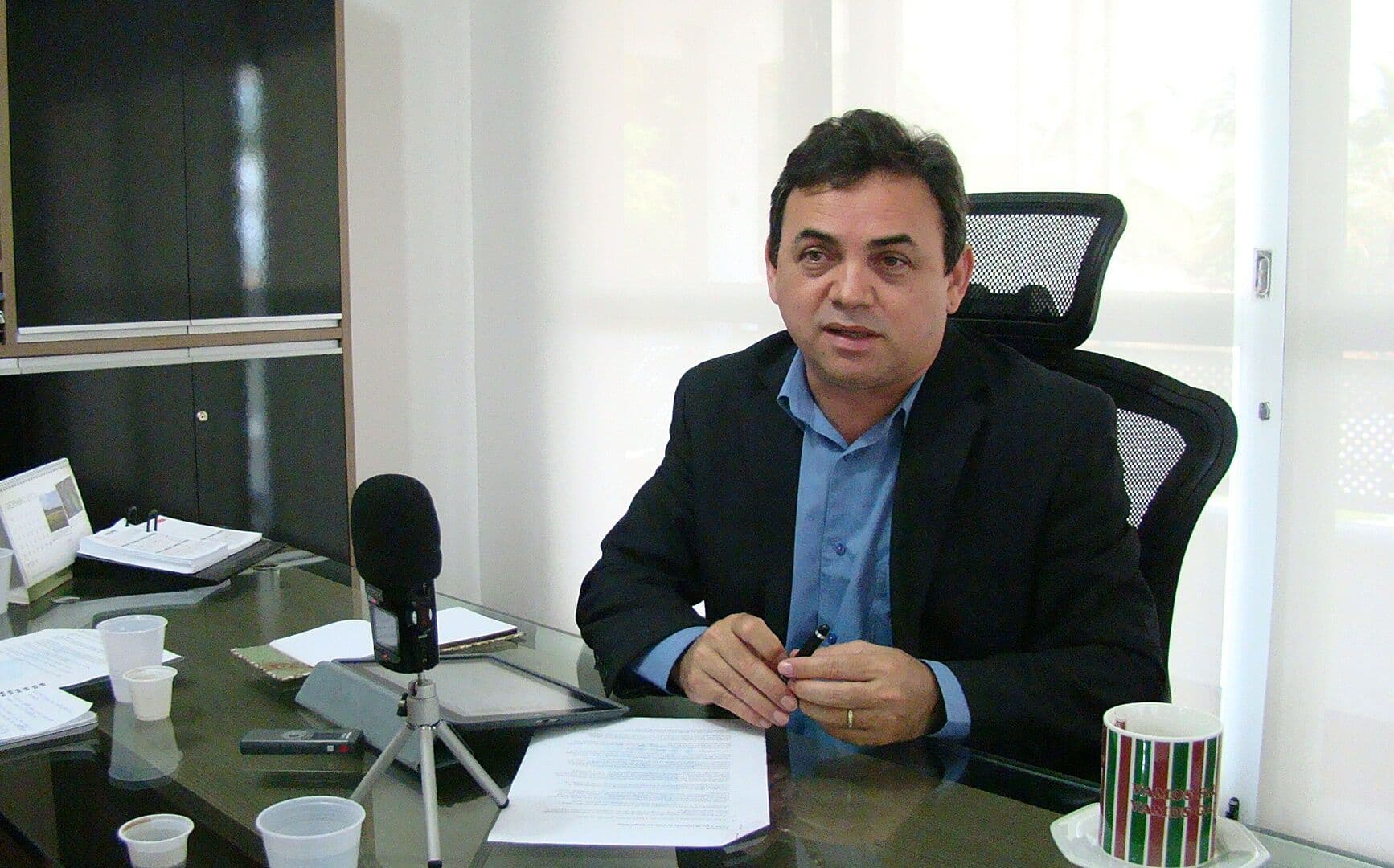 Professores realizam protesto contra reitoria da UEPB por causa de demissões