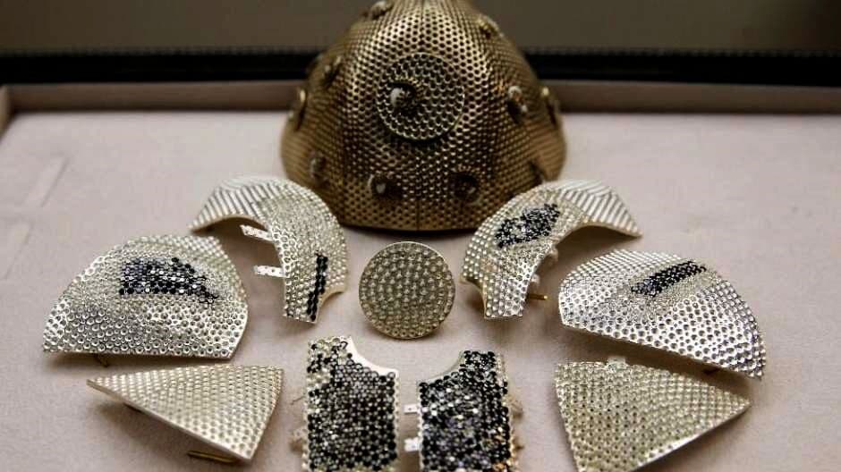 Joalheiro israelense cria máscara mais cara do mundo, que custa R$ 8 milhões