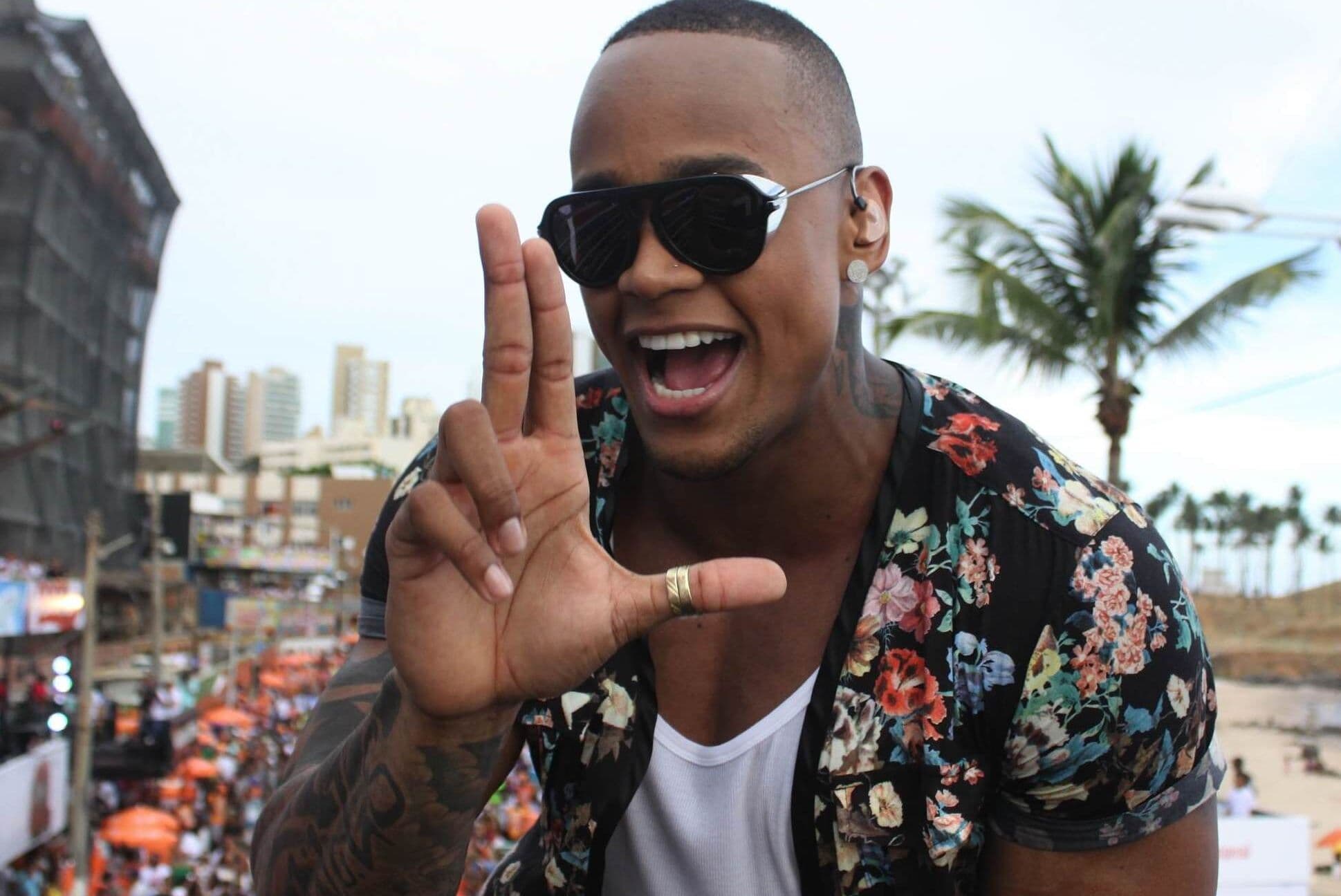 Léo Santana mostra resultado após passar por correção capilar e diz que 'até a testa diminuiu'