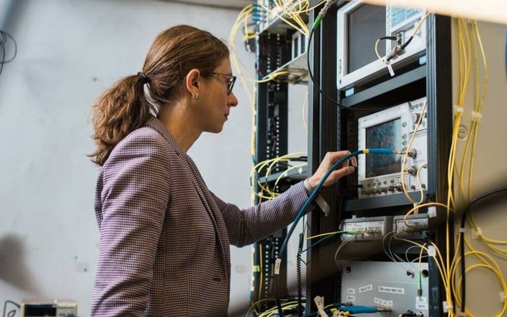 Pesquisadora brasileira alcança recorde de velocidade de internet em fibra óptica