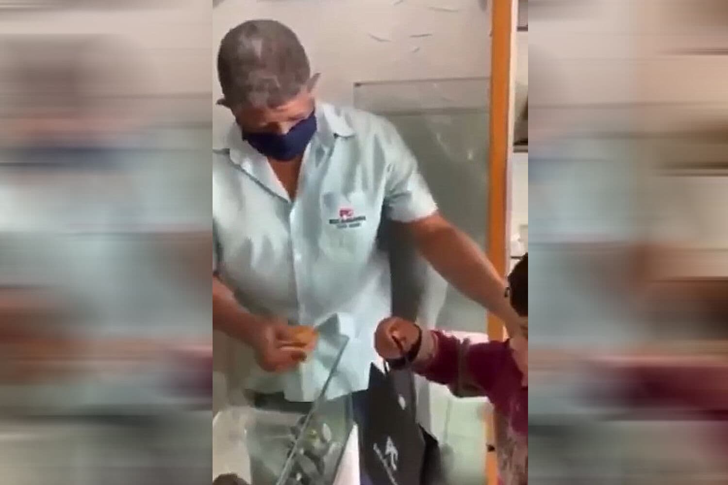 Após presentear menino de 10 anos que trabalha como engraxate, relojoeiro é notificado por apologia ao trabalho infantil