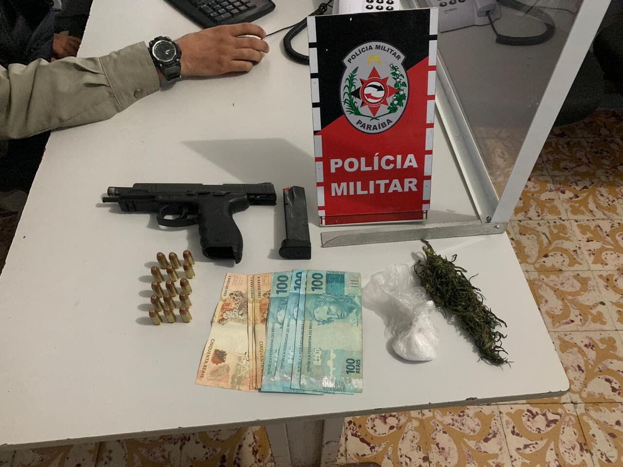 Homem é preso suspeito de tráfico de drogas e porte ilegal de arma de fogo no município de Solânea, na Paraíba