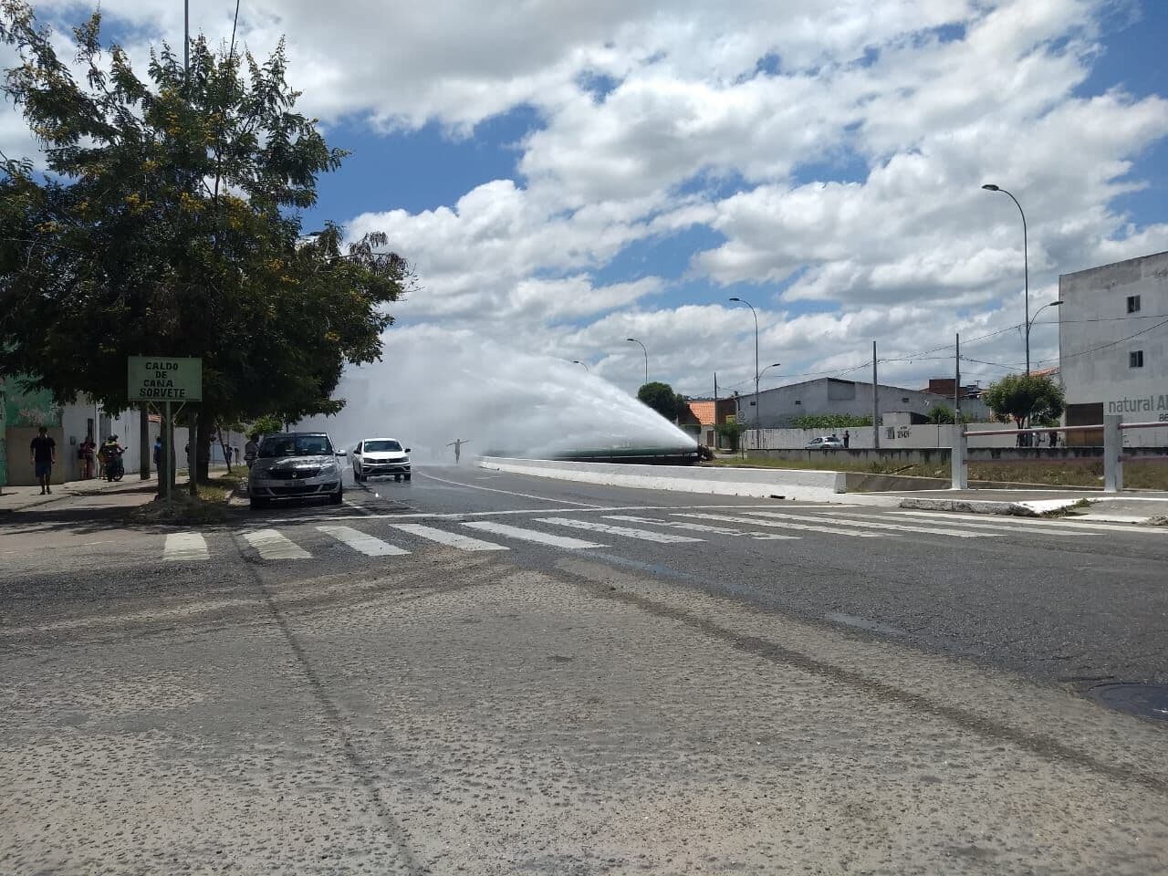 Cano estoura e deixa trânsito lento em avenida principal do bairro de Bodocongó, em Campina Grande