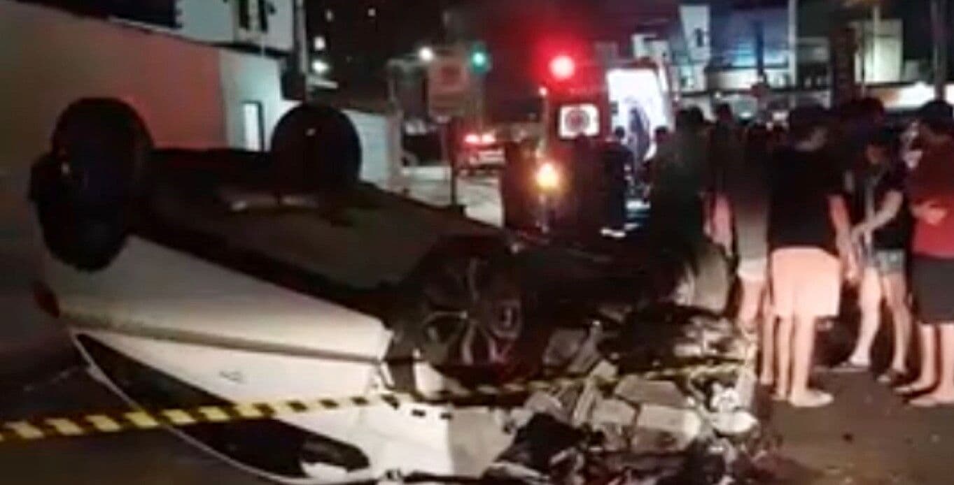 Em alta velocidade, mulher capota carro e derruba muro de prédio residencial em Manaíra