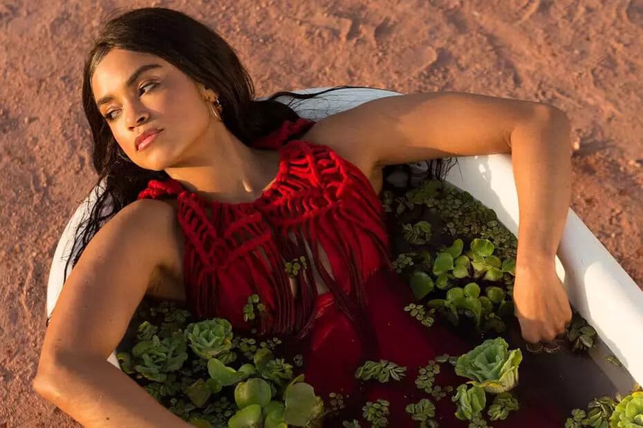 Lucy Alves deixa sanfona de lado, lança mão do eletrônico e estreia clipe sexy