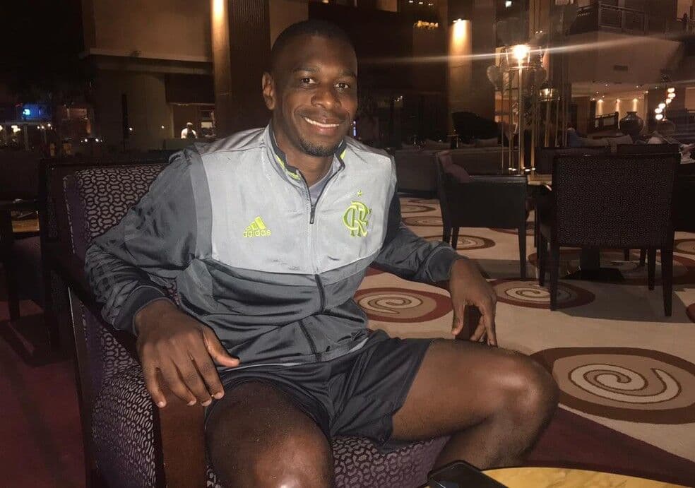 Sem espaço em jatinho fretado, Juan fica no Equador à espera de resgate do Flamengo