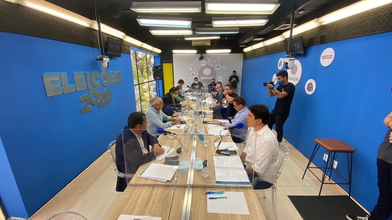 Candidatos se exaltam e trocam farpas e acusações durante debate em João Pessoa